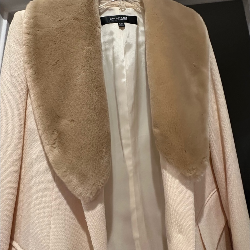 Emanuel Ungaro wool BlazerWith RemovableFur CollarVintage statement piece
Size 8 - Picture 8 of 9